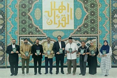 Malaysian Institute Gifts Palestine Mushaf to Visiting Imam Reza Shrine Delegation