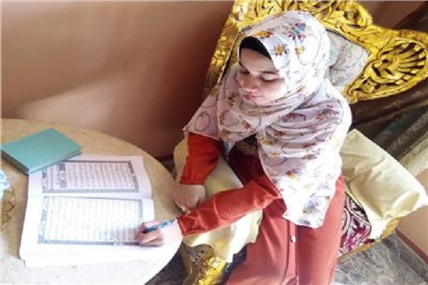 فتاة مصرية ختمت القرآن بأحكامه وكتبت المصحف بخط يدها