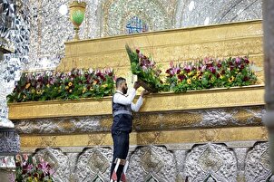 بالصور.. أكاليل الورد تزيّن ضريح الإمام الحسين (ع) إبتهاجاً بذكرى ولادة الإمام علي (ع)