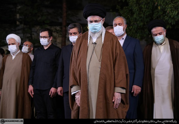 Imam Chamenei verrichtet Totengebet für Ayatollah Fateminia