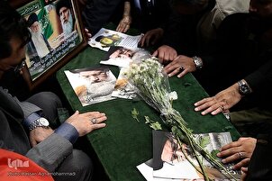 Menschen in Teheran nehmen Abschied von Ayatollah Fateminia