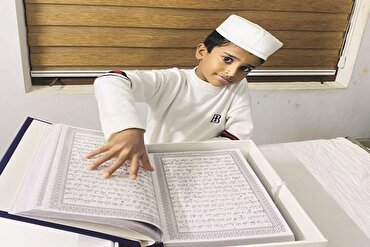 9 jähriges indisches Kind: Schreiber des Korans