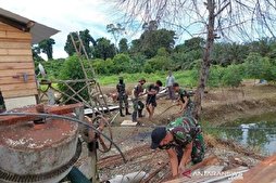 Indonesian Soldiers Help Locals Build Mosque Near Border