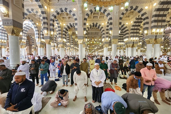Worshippers at Prophet's Mosque in Medina