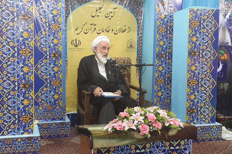 تصاویری از آیین تجلیل از فعالان و خادمان قرآن زاهدان