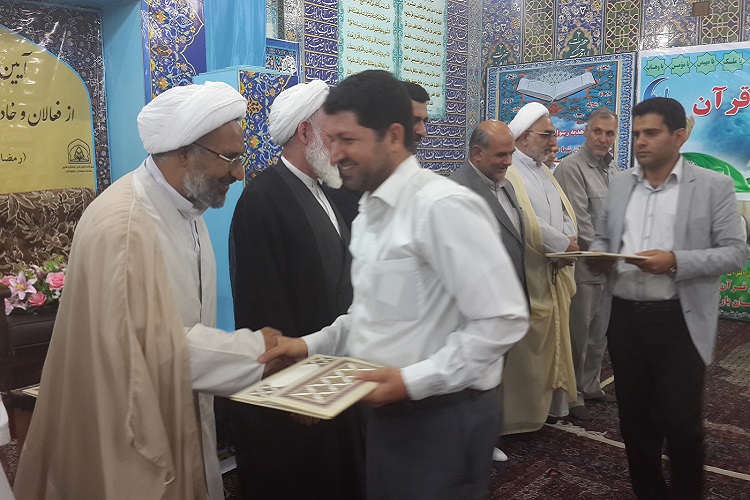 تصاویری از آیین تجلیل از فعالان و خادمان قرآن زاهدان