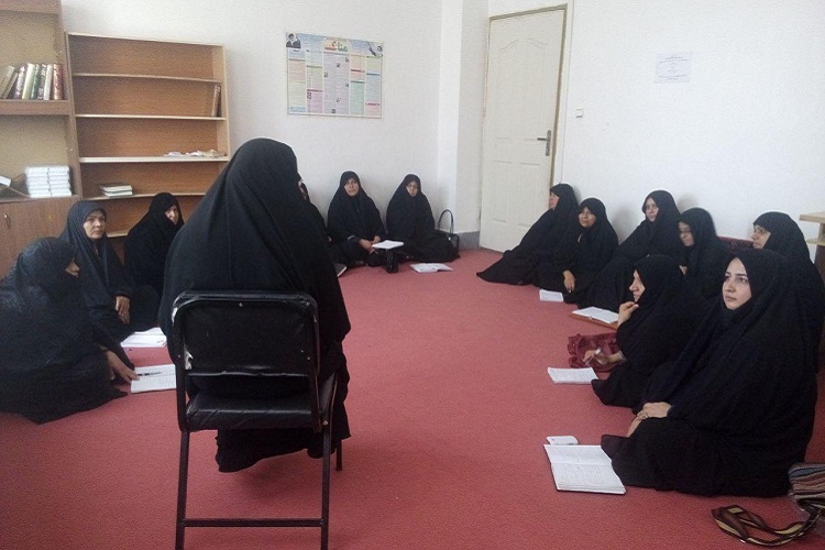 تصاویری از برگزاری محافل خانگی انس با قرآن در ایرانشهر تصاویری از برگزاری محافل خانگی انس با قرآن در ایرانشهر