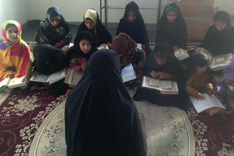 تصاویری از برگزاری محافل خانگی انس با قرآن در ایرانشهر تصاویری از برگزاری محافل خانگی انس با قرآن در ایرانشهر