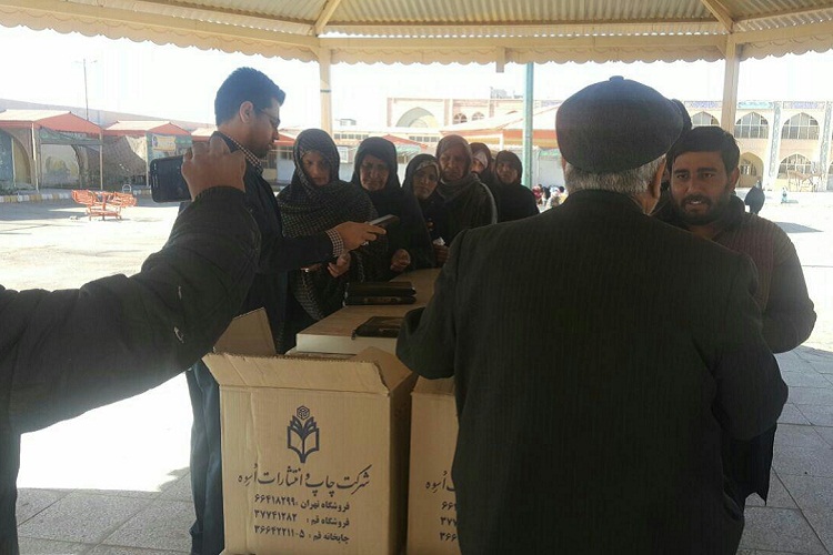 توزیع 20 هزار جلد قرآن کریم میان زائران پاکستانی