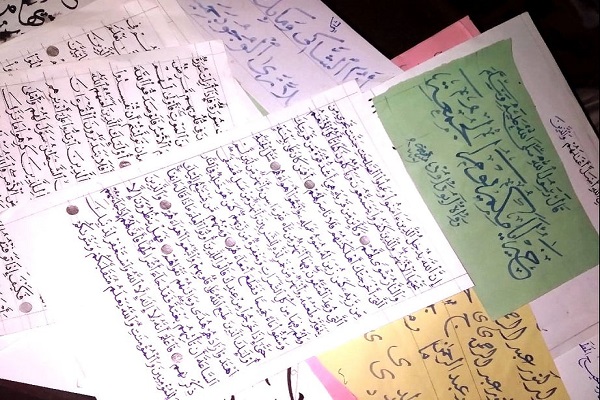 کتابت قرآن توسط خوشنویس جوان یمنی با وجود جنگ و محرومیت +عکس