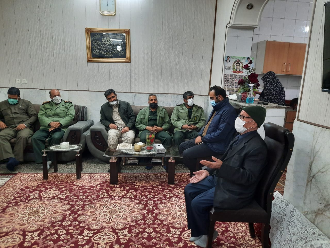 فرمانده ناحیه مقاومت بسیج سپاه زاهدان با خانواده شهدا
