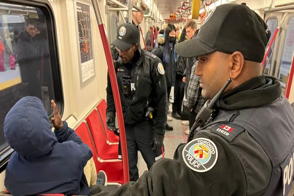 آغاز تحقیقات پلیس در مورد تهدید زن محجبه در متروی تورنتو