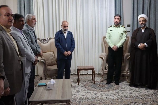 دیدار استاندار سیستان و بلوچستان با خانواده شهدا دیدار استاندار سیستان و بلوچستان با خانواده شهدا