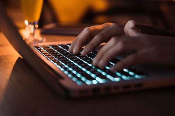 نشانه‌های اعتیاد اینترنتی