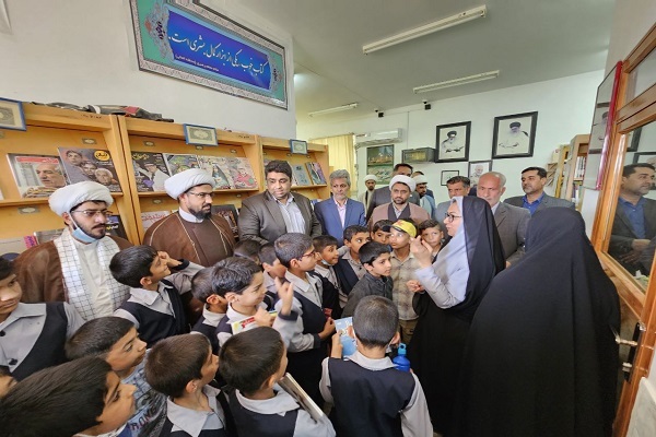بازدید دانش آموزان نیمروز از کتابخانه این شهرستان