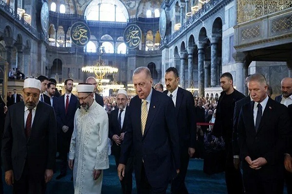 اردوغان مصحف استانبول را به اداره یادگارهای مقدس اهدا کرد + فیلم