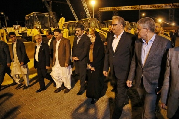 بازدید وزیر راه وشهرسازی از ماشین‌آلات سنگین راهداری