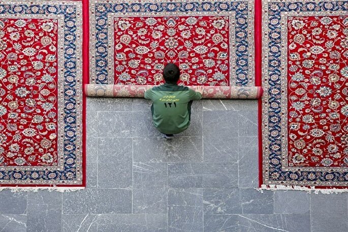 فرش‌های مطهر حرم رضوی به مصلی المهدی زابل اهدا شد