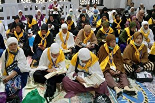 خلوت عاشقانه زائران با قرآن در سعی صفا و مروه + عکس