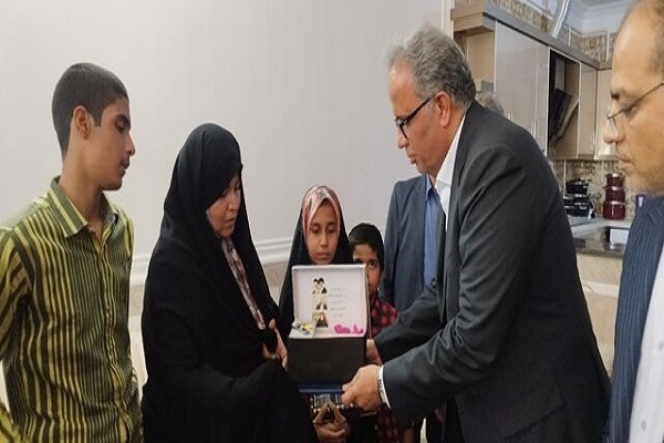 تحویل کلید خانه به خانواده محسن سرگزی جانباخته معدن طبس