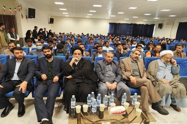 رضا شریفی معاون استاندارسیستان و بلوچستان در جمع دانشجویان ایرانشهری