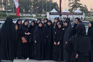 بدرقه خادمان کمیته زنان اربعین حسینی از میدان آزادی