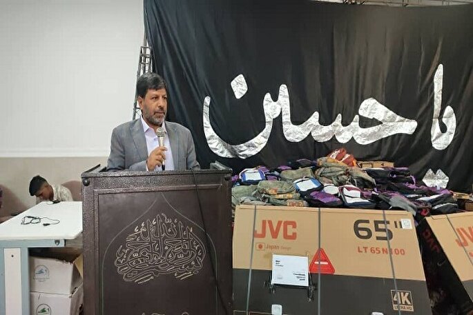 توزیع ۶۰۰ بسته لوازم‌التحریر بین دانش‌آموزان حاشیه‌ شهر زاهدان