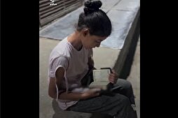 Қироати Қуръон аз ҷониби духтари фаластинӣ дар пеши сарҳонаи дар Ғазза