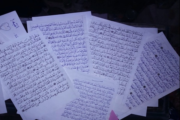 Genç Yemenli savaşın ve yoksunluğun ortasında Kur’an-ı Kerim yazıyor