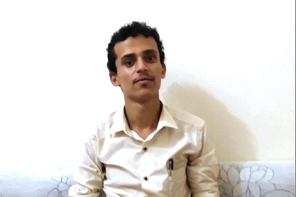 Genç Yemenli savaşın ve yoksunluğun ortasında Kur’an-ı Kerim yazıyor