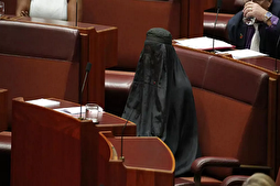 Avustralya’da aşırı sağcı senatör burka giydi