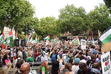 Gazze’yi açlığa mahkum eden İsrail, İngiltere’de tencere ve tavalarla protesto edildi